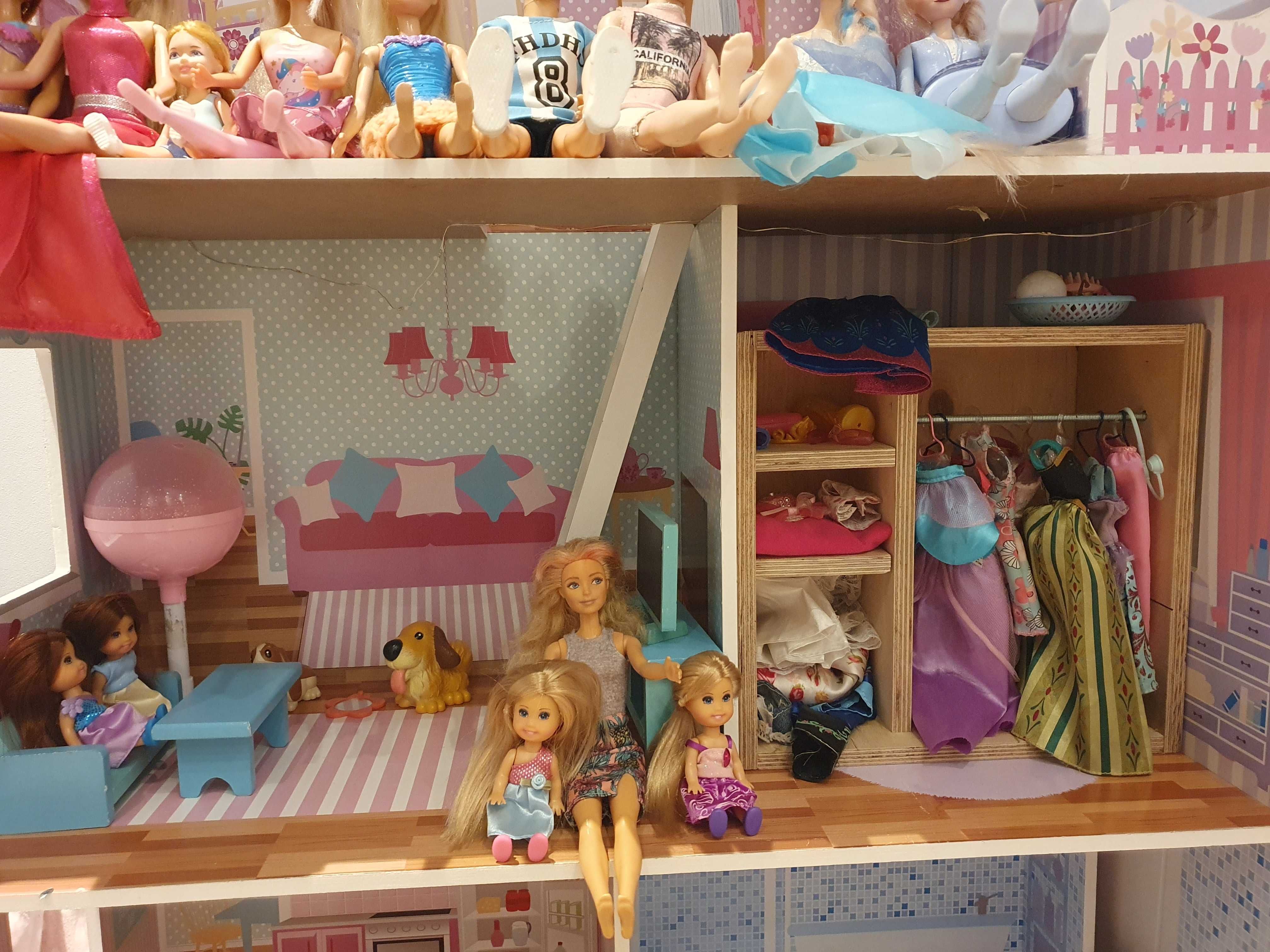 Domek Barbie XXL na kółkach z LED +lalki