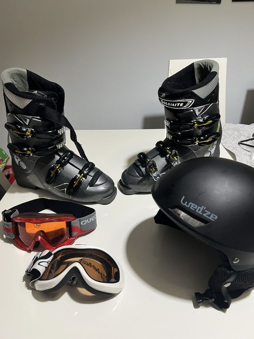Conjunto de ski: mochila, botas, óculos e capacete