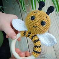 Вязаная игрушка Пчелка погремушка