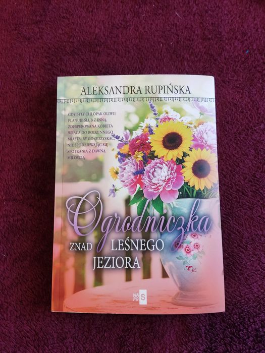 Ogrodniczka znad leśnego jeziora