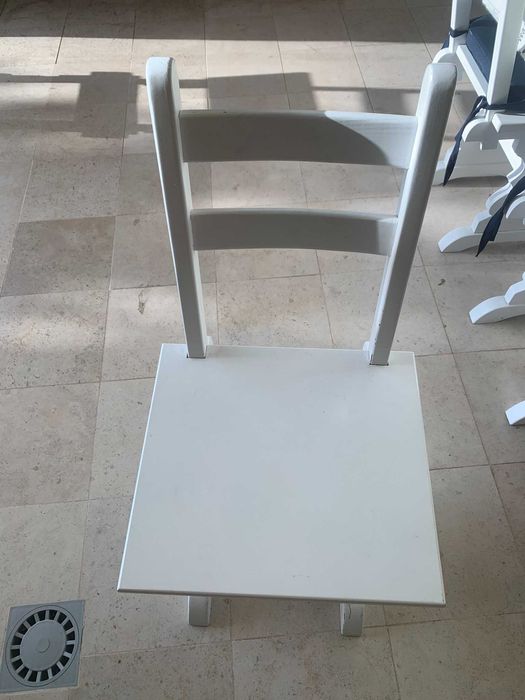 Cadeiras de pinho maciço pintadas a  branco