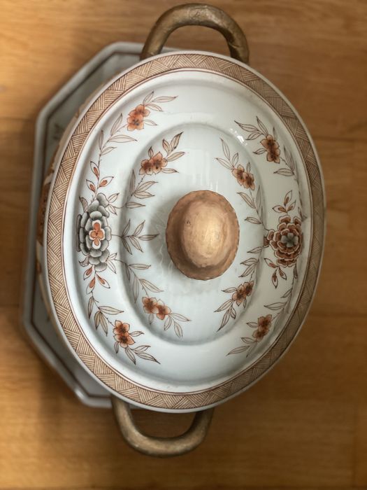 Terrina antiga em porcelana com brasão português