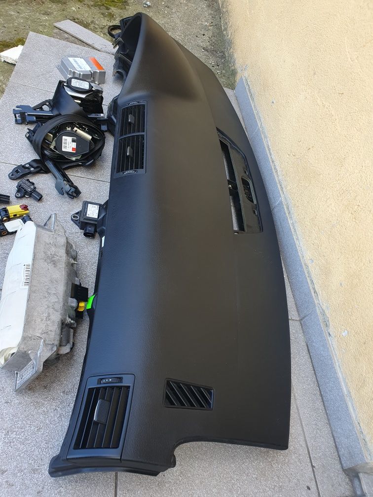 DESKA Konsola Poduszka Pasy Audi A4 B7