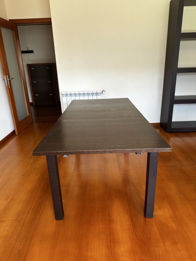 Mesa de jantar madeira escura