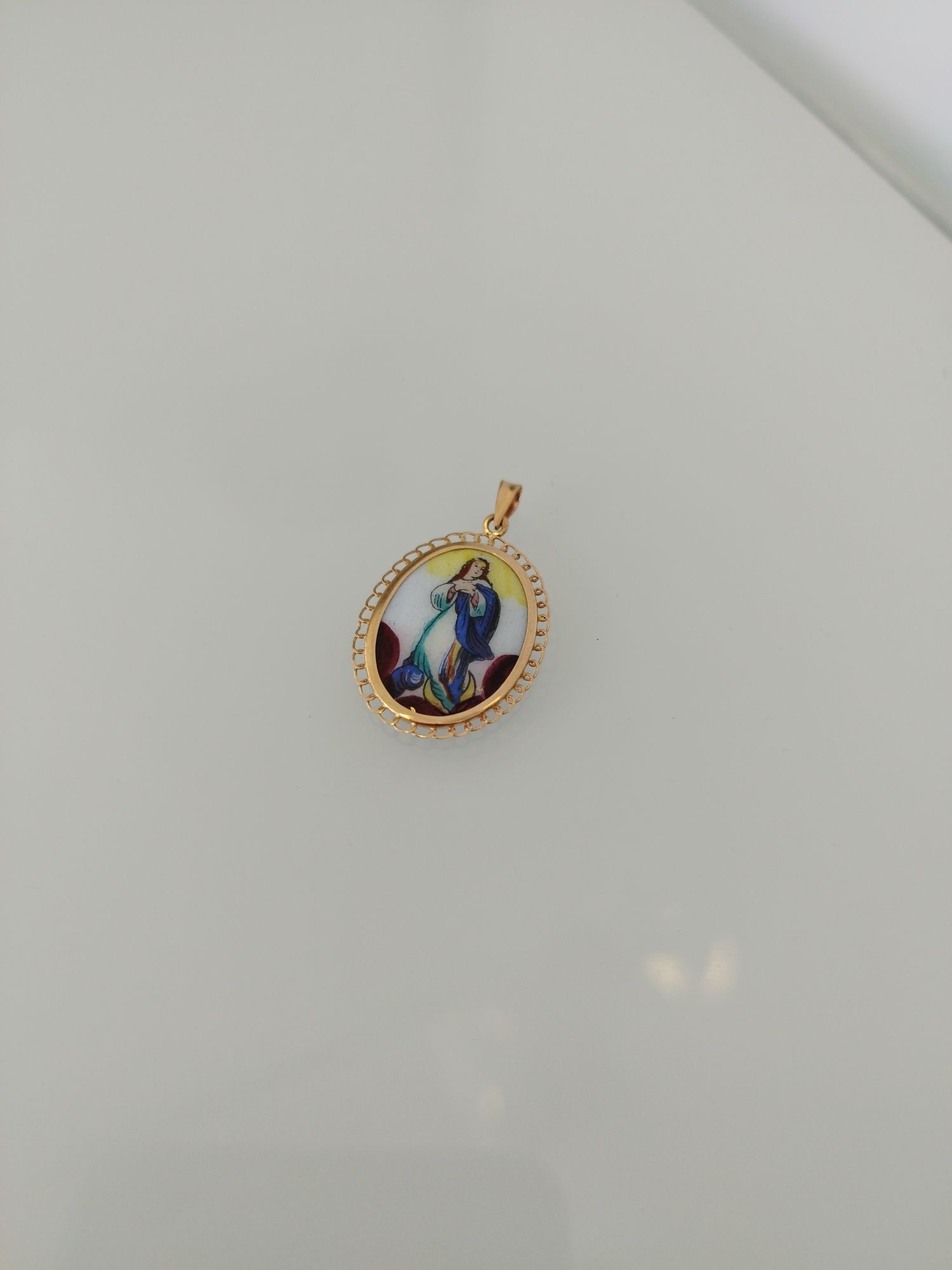 Medalha em esmalte com rebordo em ouro de 19,2kt