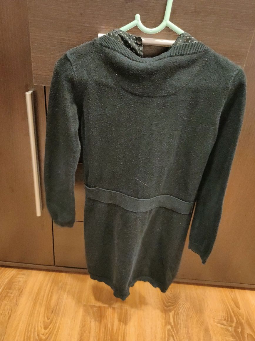 Czarny sweter z wstawką koszulową