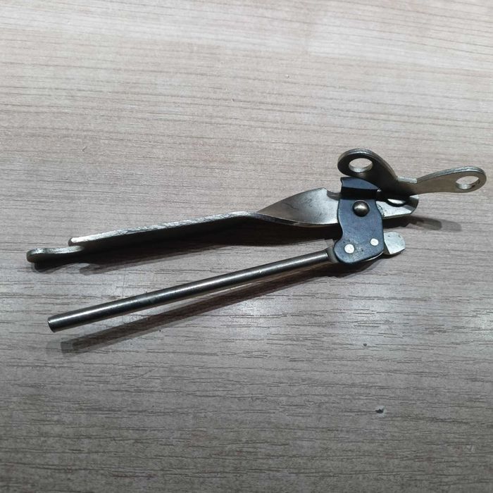 Otwieracz do konserw i butelek