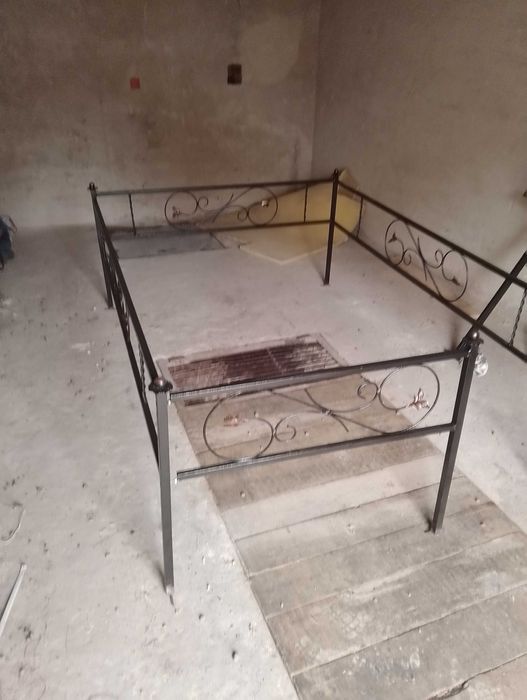 стол  и лавочка на кладбище