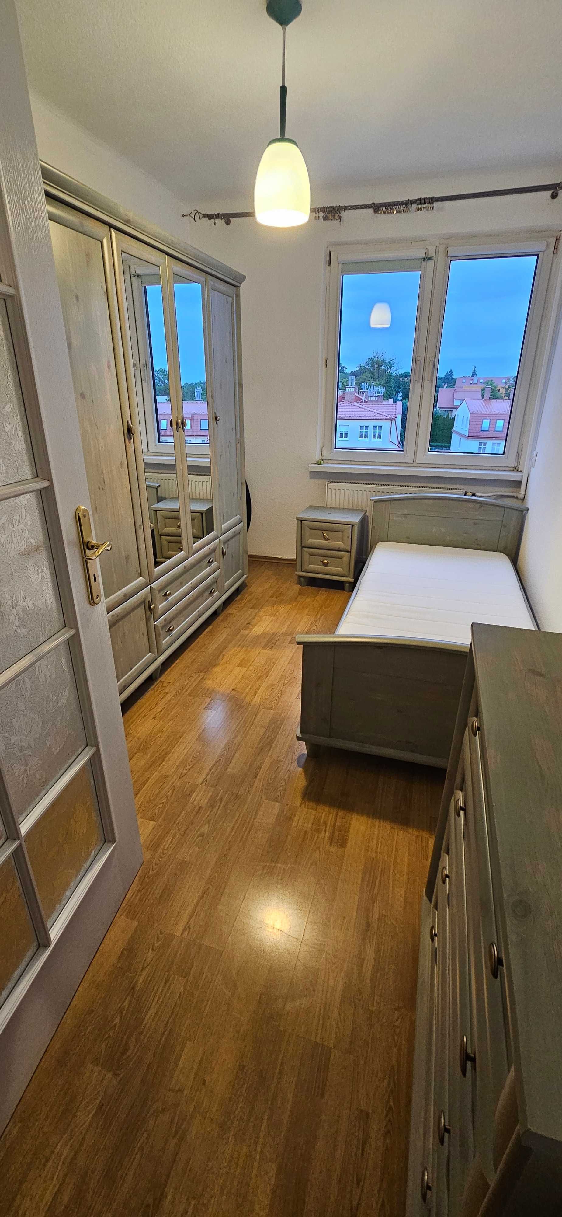 Wynajmę umeblowane  mieszkanie 3 pokojowe + piwnica w Centrum Sobótki