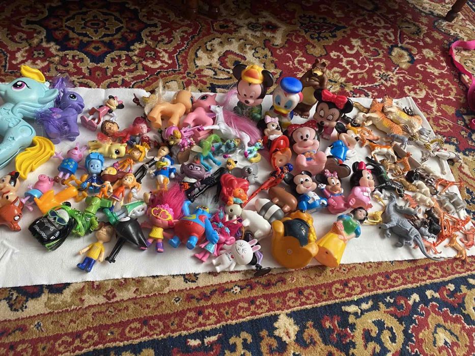 Фігурки іграшки маленькі