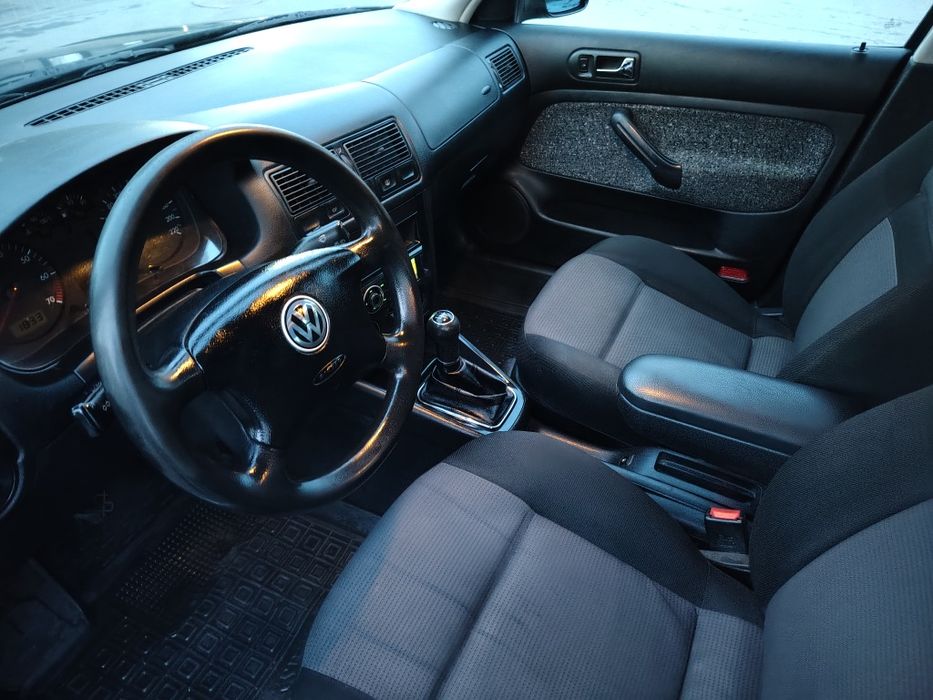 Фольсваген  GOLF 4  хетчбек 1.4  2001 г.