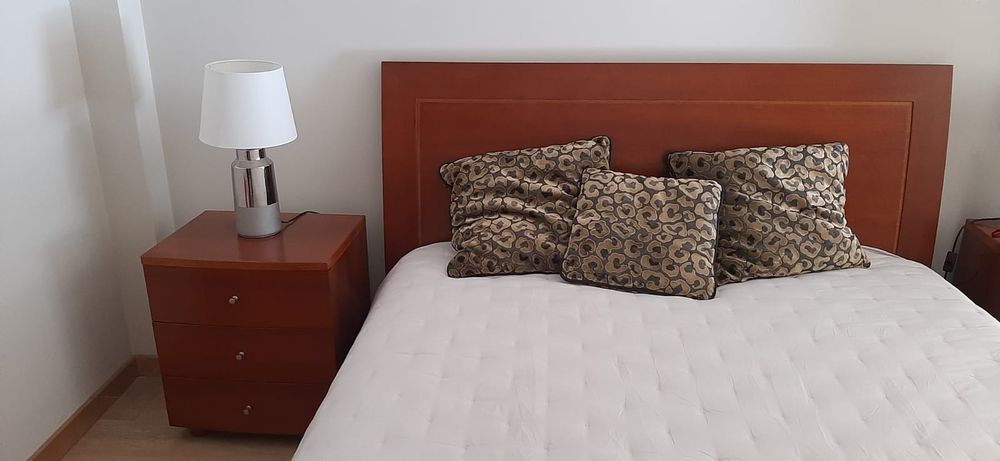 Vendo conjunto de cama com mesinhas de cabeceira.
