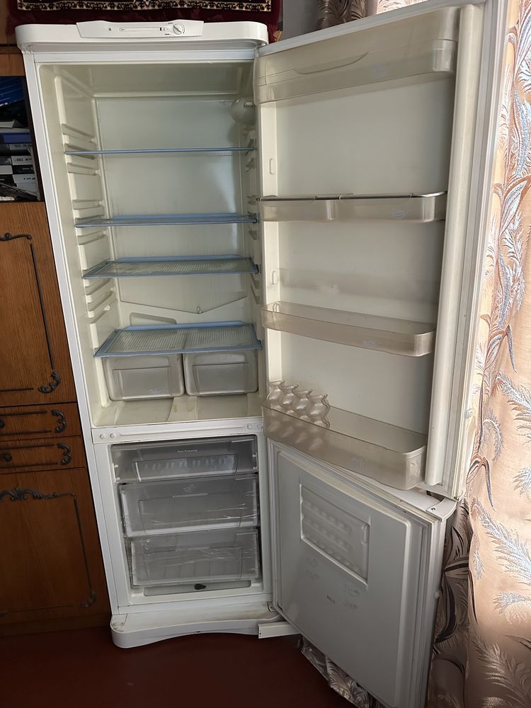 Продам холодильник INDESIT