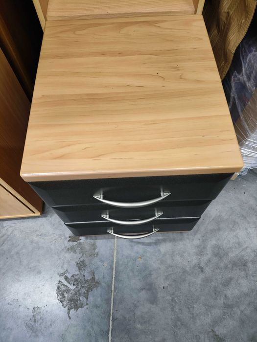 Mała szafka z szufladami