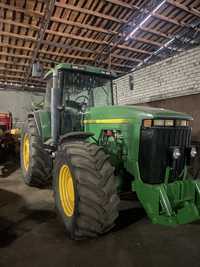 John Deere 8200.