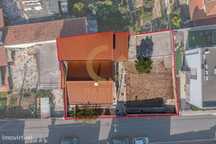 Moradia Térrea T2 inserida em lote terreno com 468m2, com garagem, em