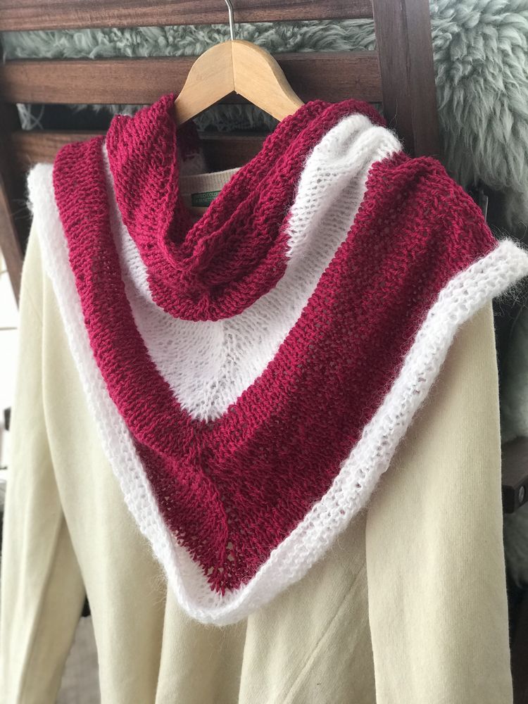 Trójkątna chusta na drutach białe różowe pasy handmade