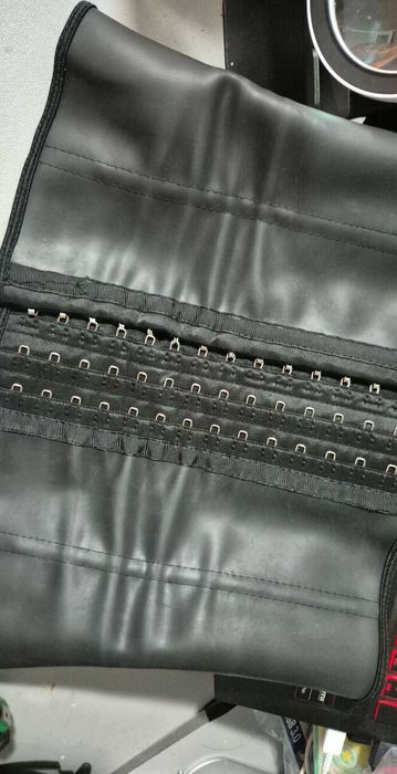 Czarny gorset na hawtkach