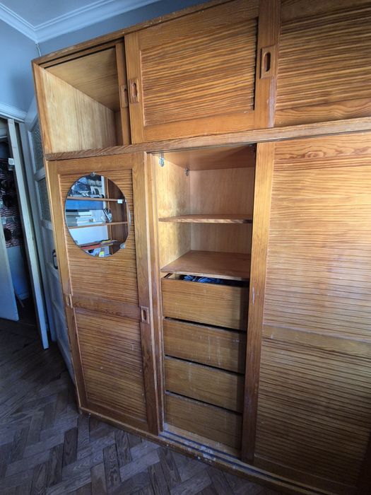 Roupeiro em pinho em bom estado