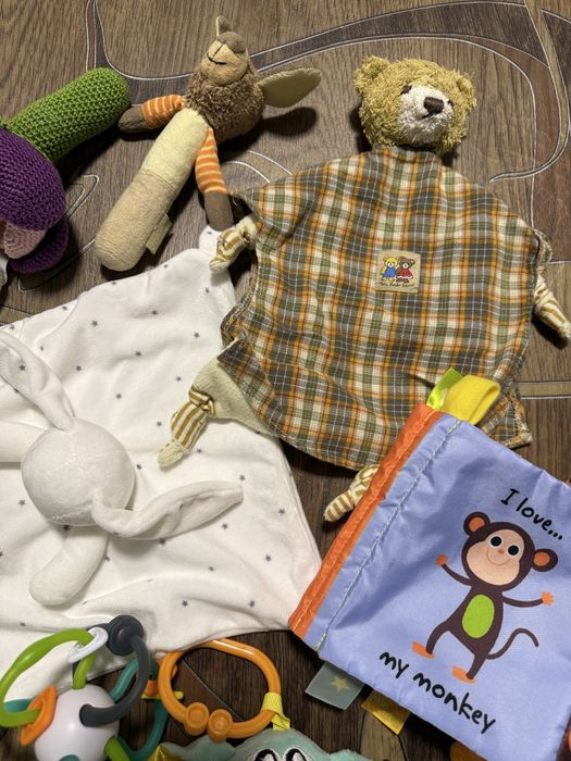 Іграшки для найменших, шуршалки, пищалки