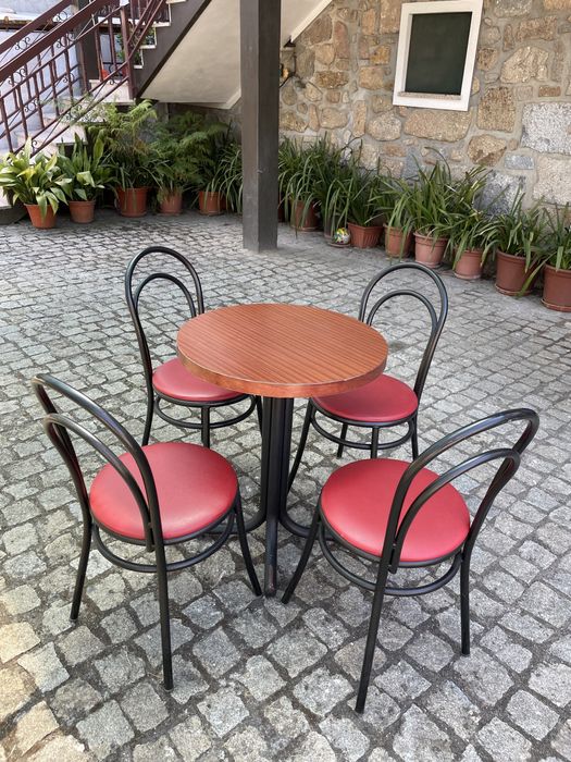 Conjunto mesa e cadeiras