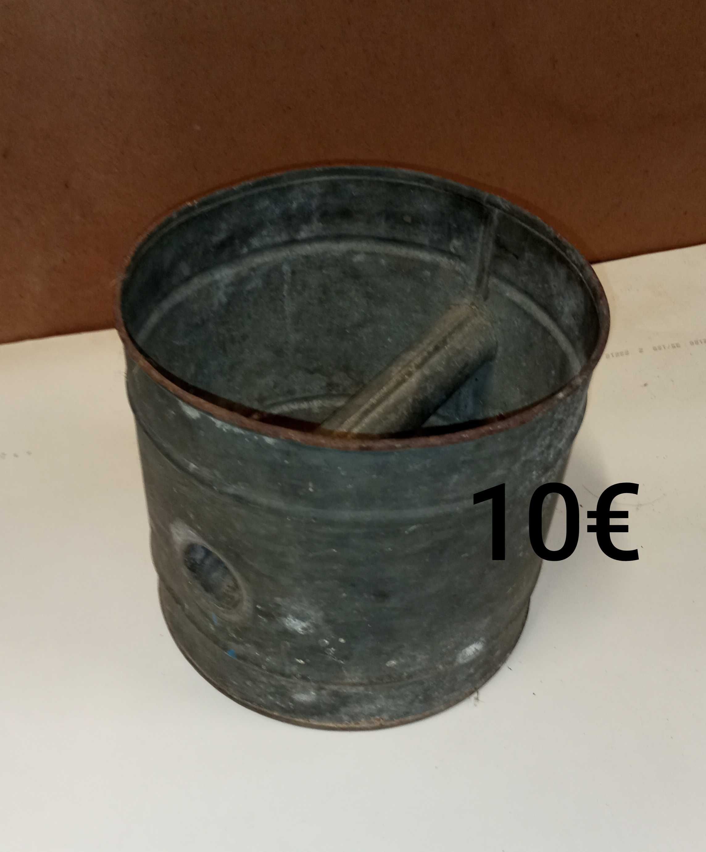 Várias ferramentas manuais e antigas