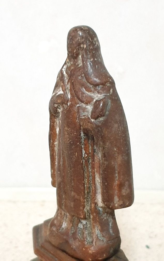 Pequena antiga escultura de Santa em cerâmica