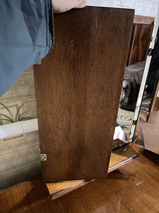 Деревʼяне трюмо з дзеркалом, триляж