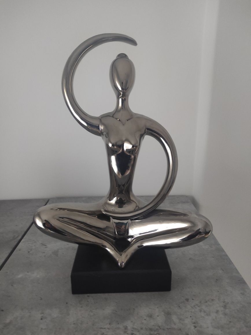 Figura estatueta estátua decorativa yoga ioga lady prateado base preta