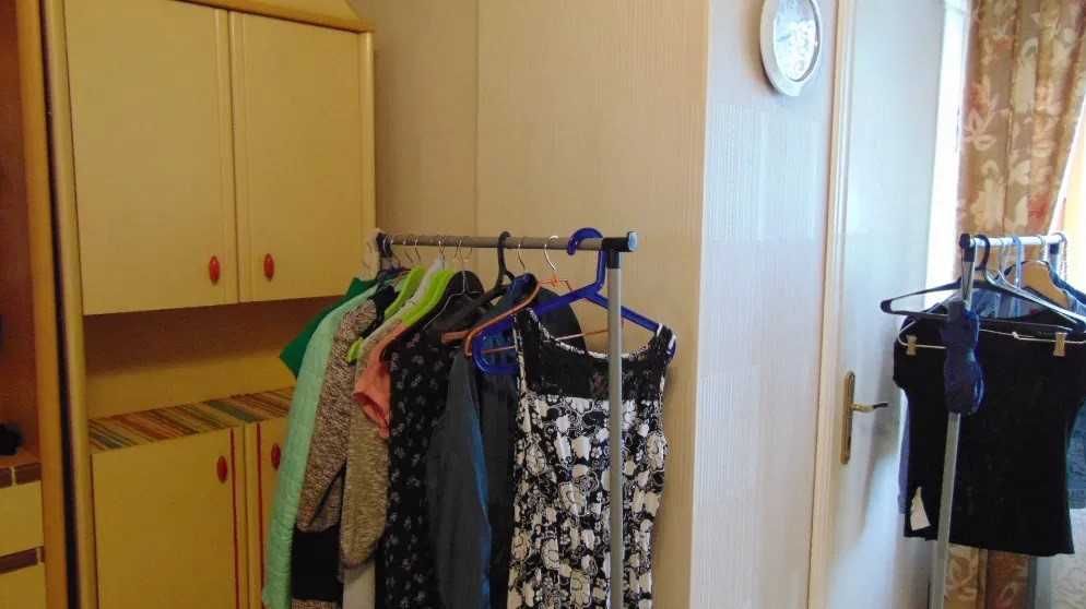 Здається кімната для дівчини, у великій 3-кімнатній квартирі.