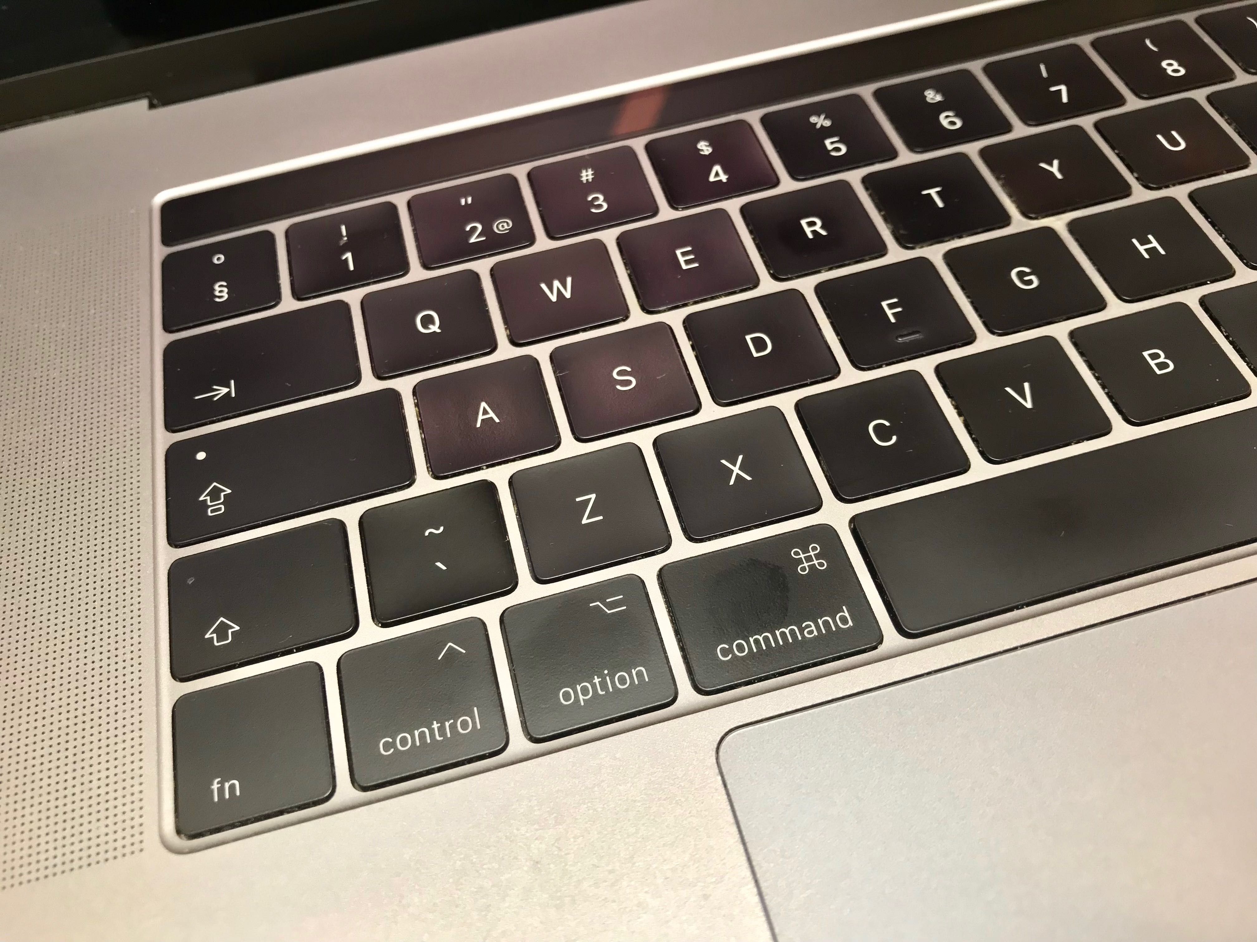 APPLE MacBook Pro 15 2017 i7 2.9GHz 16 512GB AMD 560 LAPTOP okazja