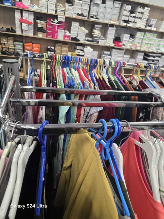 Wyposażenie sklepu odzieżowego -regały, stojaki, kosze, wieszaki