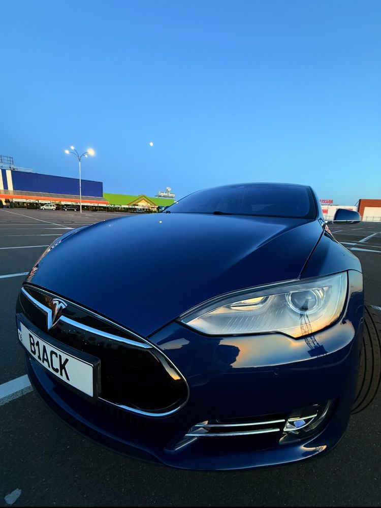 Tesla Model S 2015