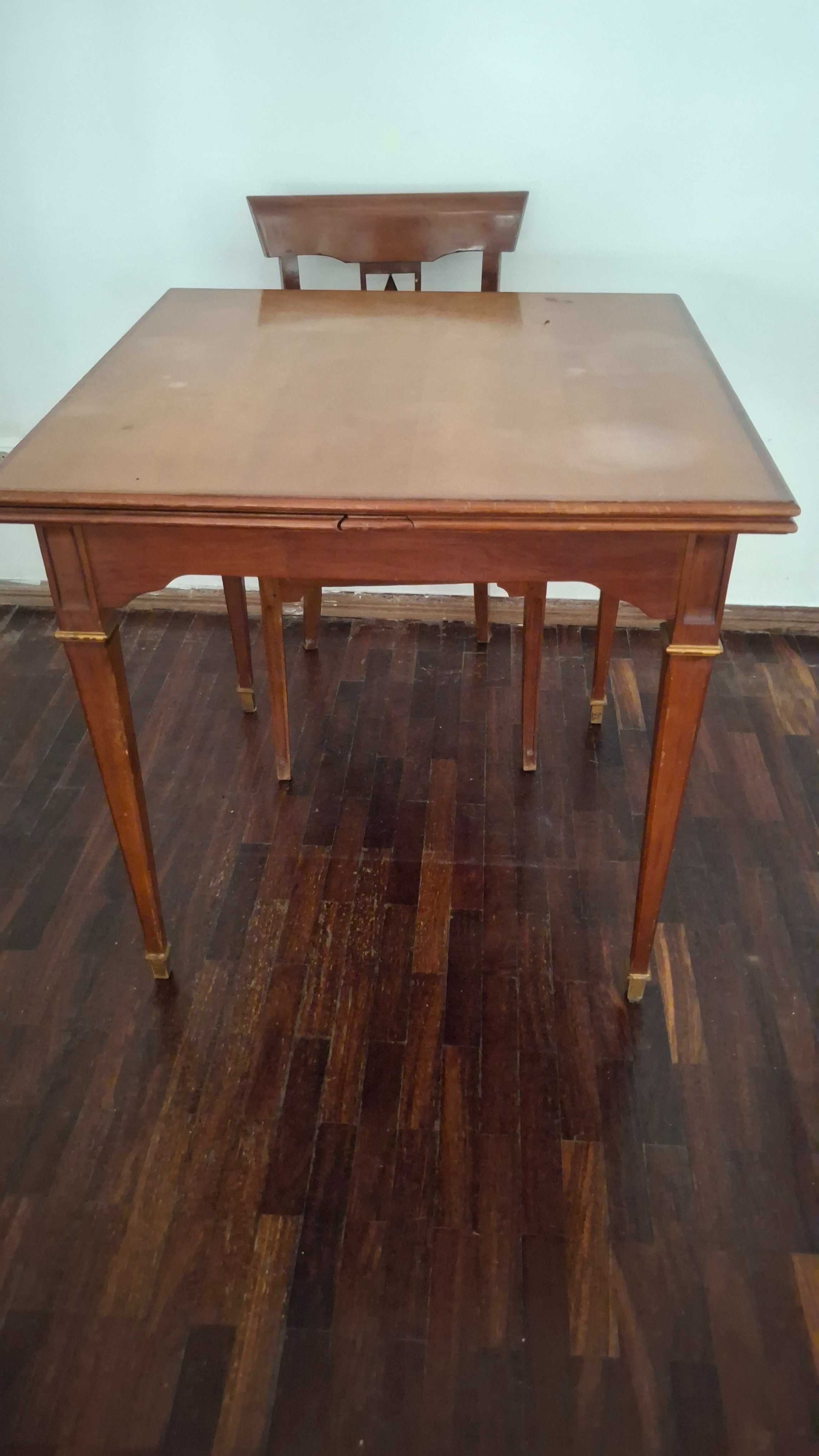 Mesa antiga de sala