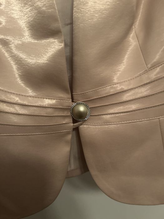 Elegancki beżowy żakiet