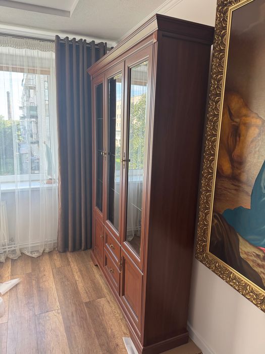 Вітрина якісна  у залу