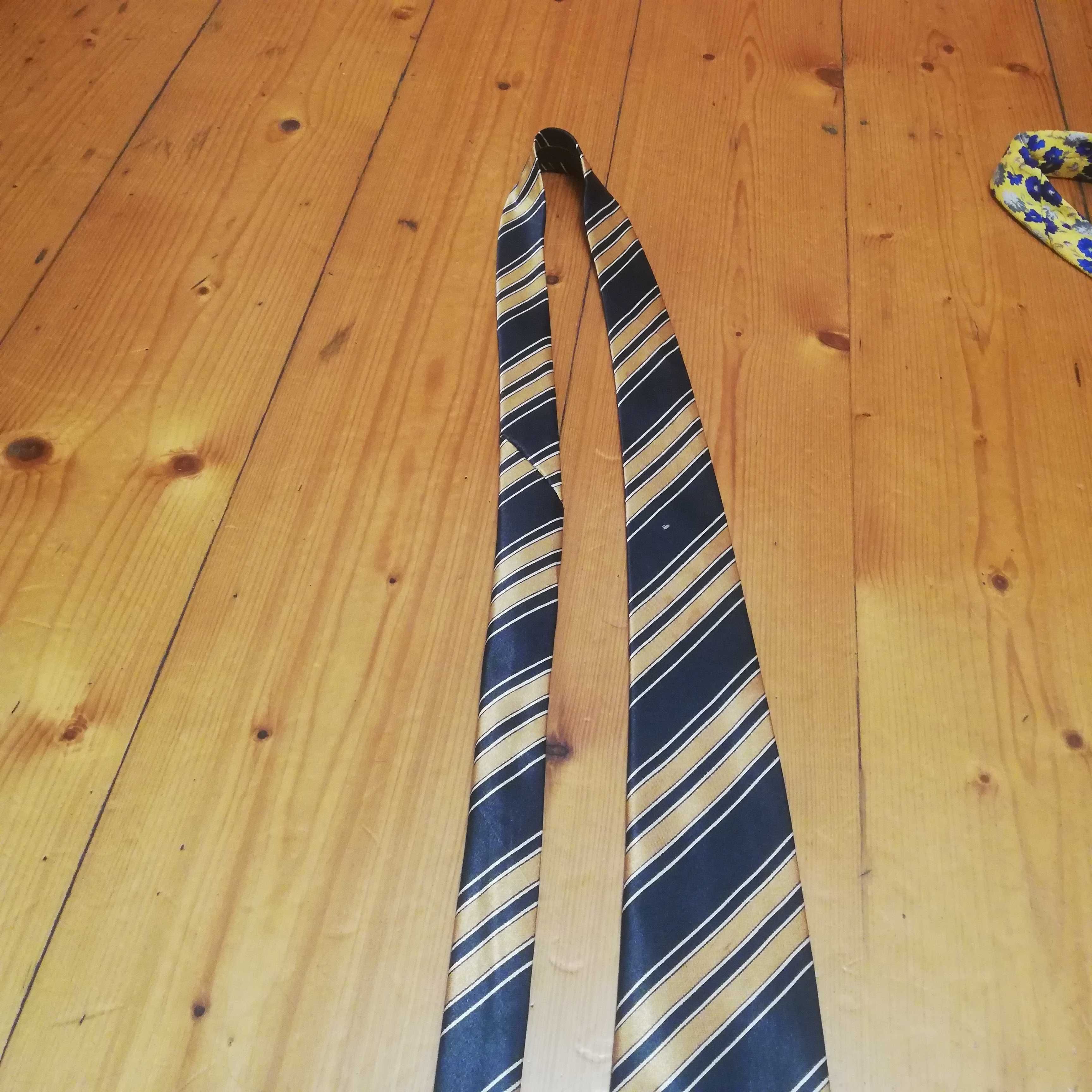 Krawat czarny w złote paski z psem piłkarzem