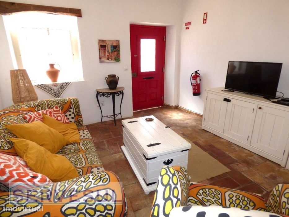 Charmosa Casa típica renovada com 2 quartos, localizada no centro H...