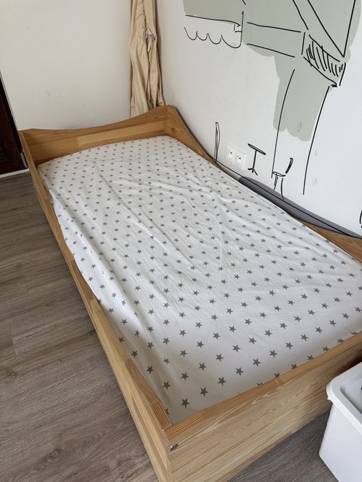 Łóżko - skrzynia drewniana ze stelażem