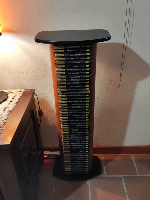 Estante com colecção de musica clássica (CDs)