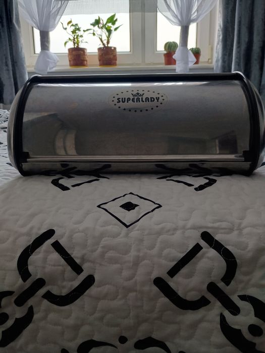 Chlebak ze stali nierdzewnej.