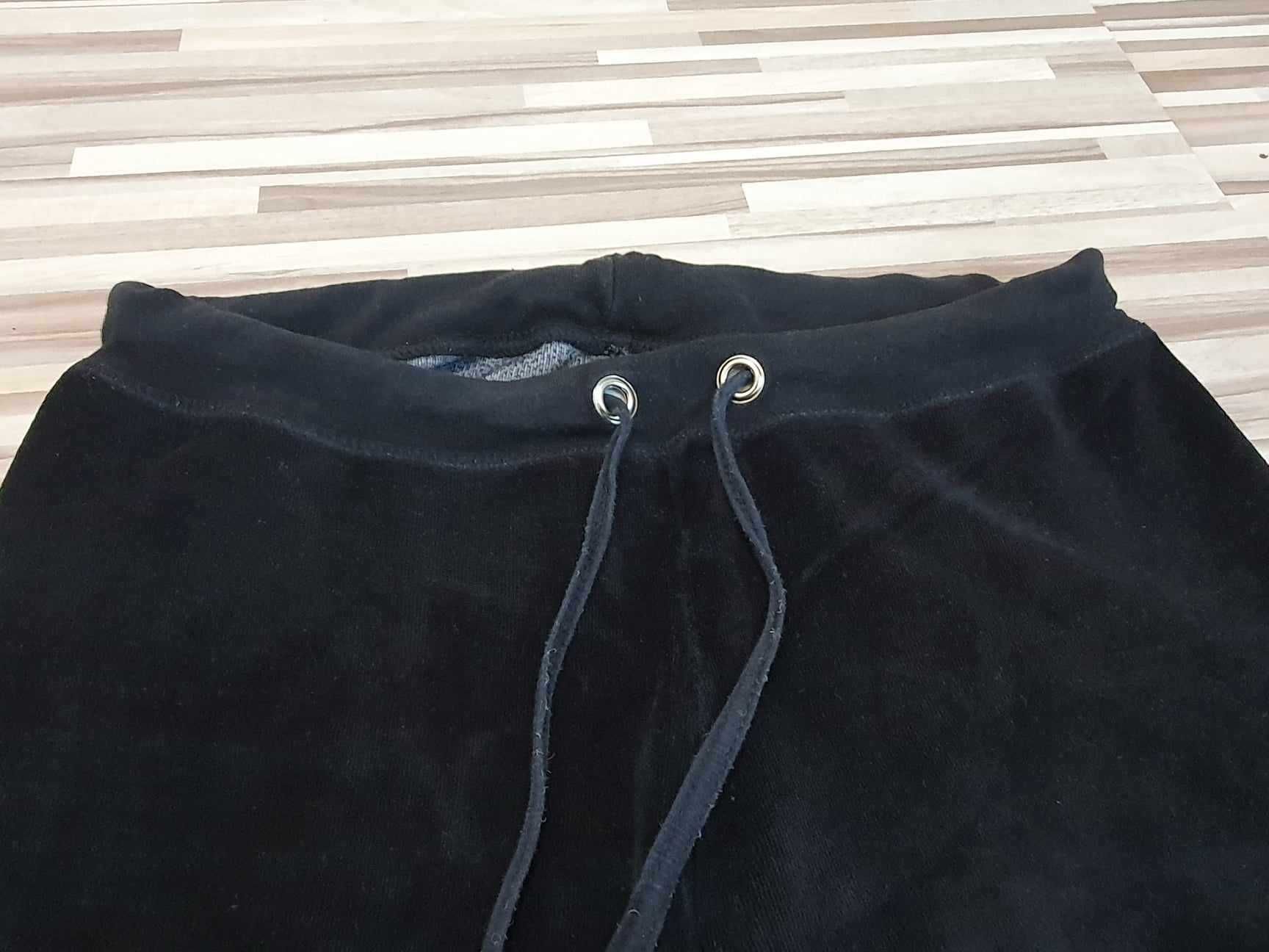 Czarne spodnie dresowe welurowe rozmiar M