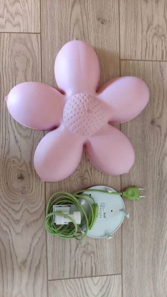 Lampka Ikea kwiatek różowa ścienna