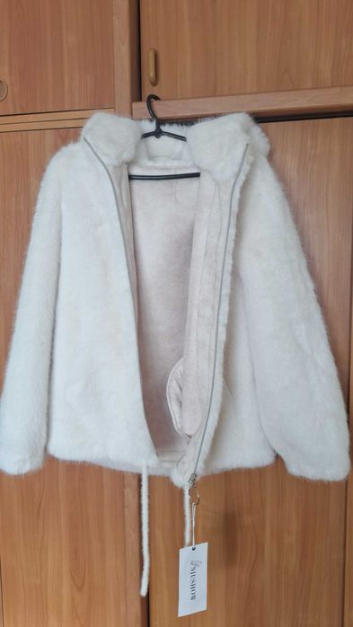 Продаю шубку молочний колiр розмiр.M,L