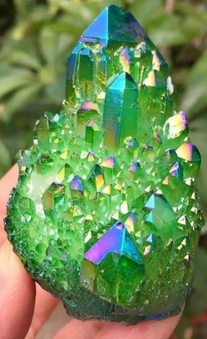 Zielony kryształ kwarcowy tęczowy aura dekoracyjny szmaragd ozdobny