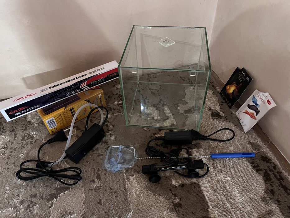 домашній акваріум з фільтром та підсвіткою