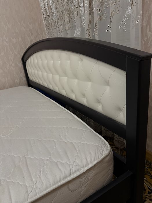 Продам кровать с матрасом