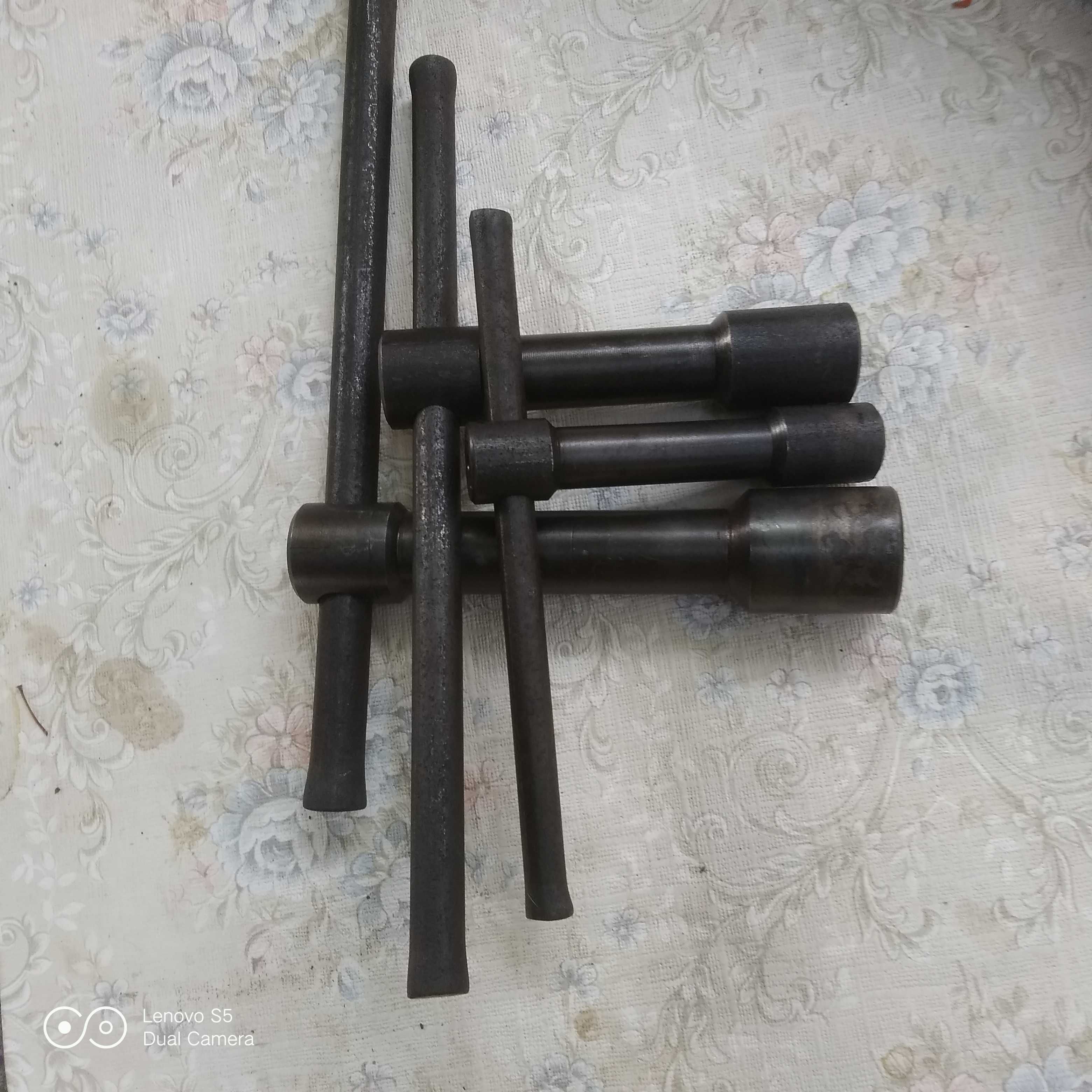 Ключи к резцедержателю,тискам