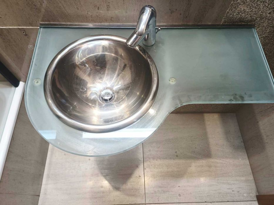 Lavatório suspenso vidro com torneira