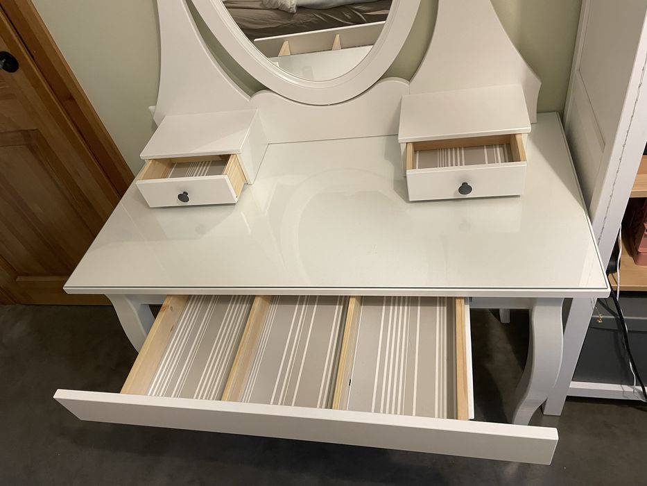 Biała toaletka IKEA Hemnes stolik do makijazu biurko kosmetyczne